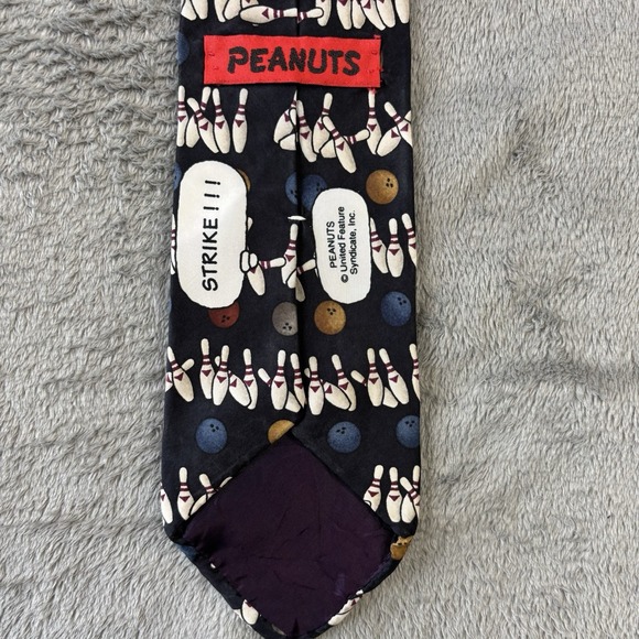 VTG Peanuts Neck Tie Snoopy Bowling 100% Silk United Feature Syndicate USA Made - Picture 3 of 7